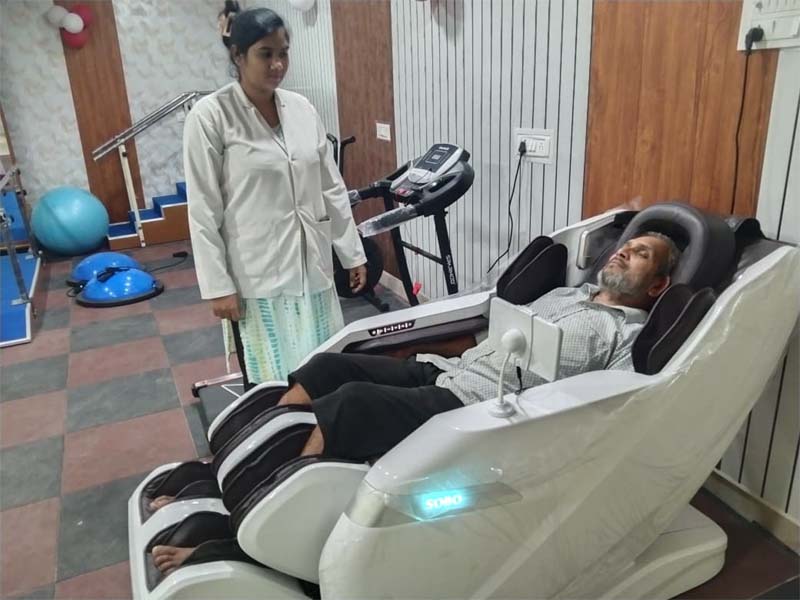 रायपुर : स्वास्थ्य देखभाल केन्द्र में बुजुर्गों को मिलने लगी राहत, फिजियोथेरेपी और पंचकर्म कराने पहुंच रहे हैं मरीज