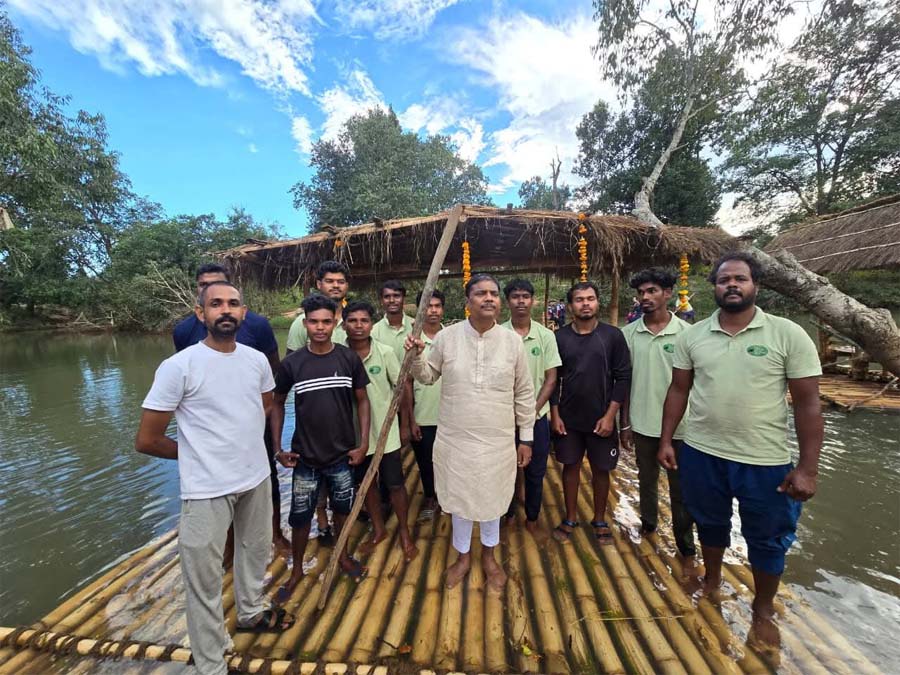 रायपुर : तीरथगढ़ में बांस की नाव पर रोमांच