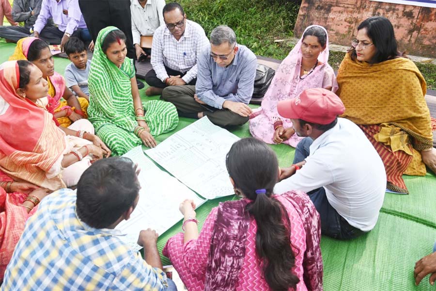 रायपुर : आदि कर्मयोगी अभियान के राज्य नोडल अधिकारी एम. राज मुरूगन कबीरधाम के ग्रामीणों से किया सीधा संवाद