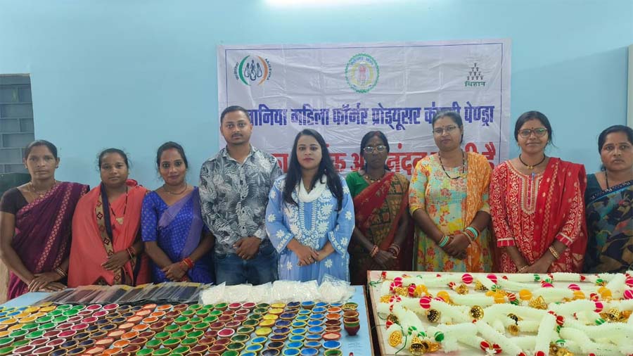 रायपुर : दीये और पूजा सामग्री की बिक्री से समूह की महिलाएं हो रही समृद्ध