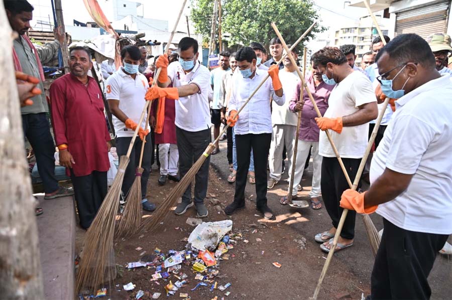 रायपुर : राजस्व मंत्री टंक राम वर्मा ने खेल मैदान में सफाई कर दिया स्वच्छता का संदेश