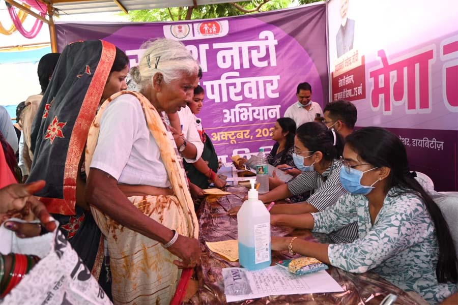 रायपुर : स्वस्थ नारी सशक्त परिवार अभियान अंतर्गत बलौदाबाजार में मेगा स्वास्थ्य शिविर, 1098 मरीजों को मिला विशेषज्ञ उपचार
