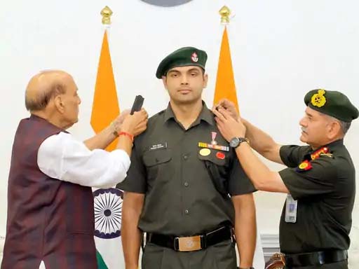 ओलिंपिक गोल्ड मेडलिस्ट नीरज चोपड़ा लेफ्टिनेंट कर्नल बने, रक्षामंत्री राजनाथ सिंह ने दी उपाधि, थल सेना प्रमुख भी रहे मौजूद