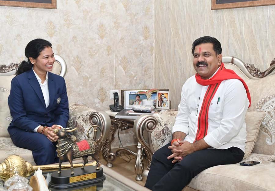 रायपुर : उपमुख्यमंत्री विजय शर्मा मिले वर्ल्ड कप विजेता भारतीय महिला क्रिकेट टीम की फिजियोथेरेपिस्ट आकांक्षा सत्यवंशी से, दी शुभकामनाएं