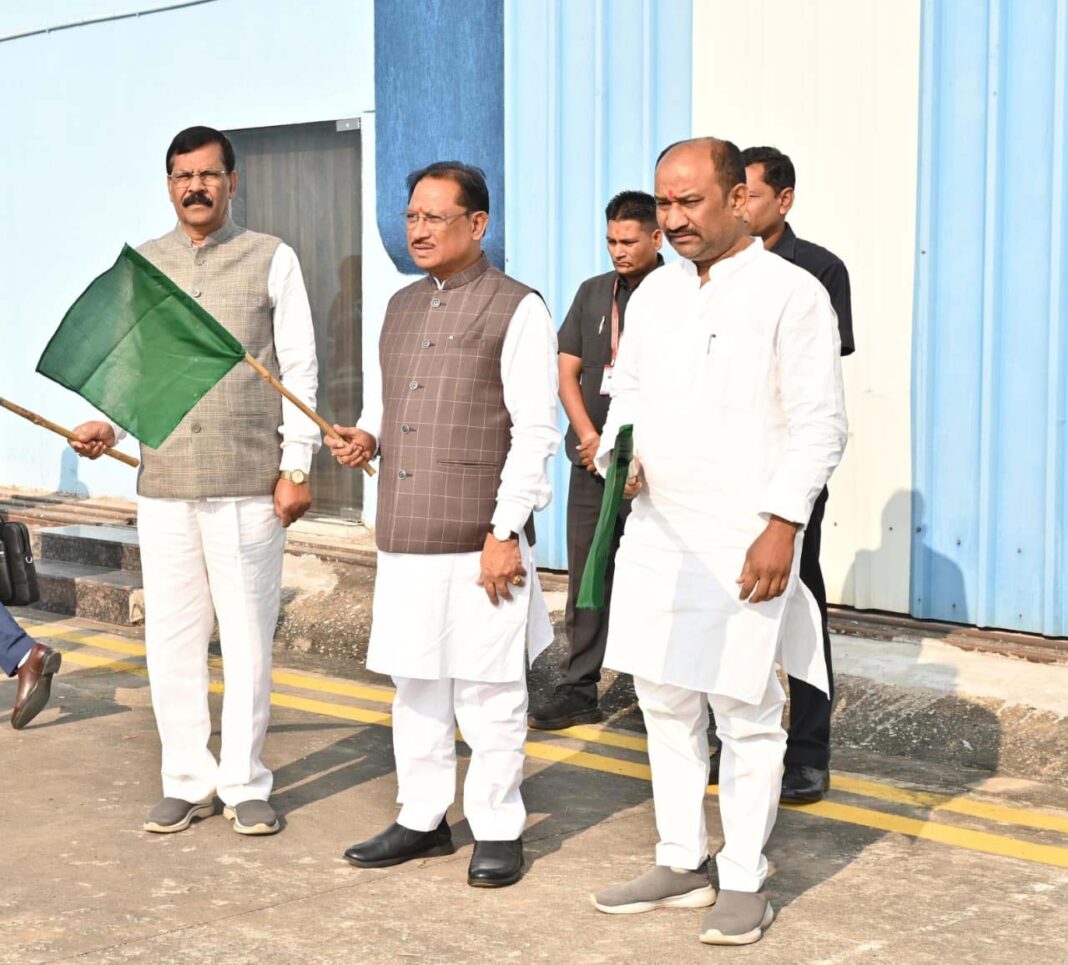 रायपुर : मुख्यमंत्री ने स्टेट हैंगर से विमान परिचालन सेवा का किया शुभारंभ