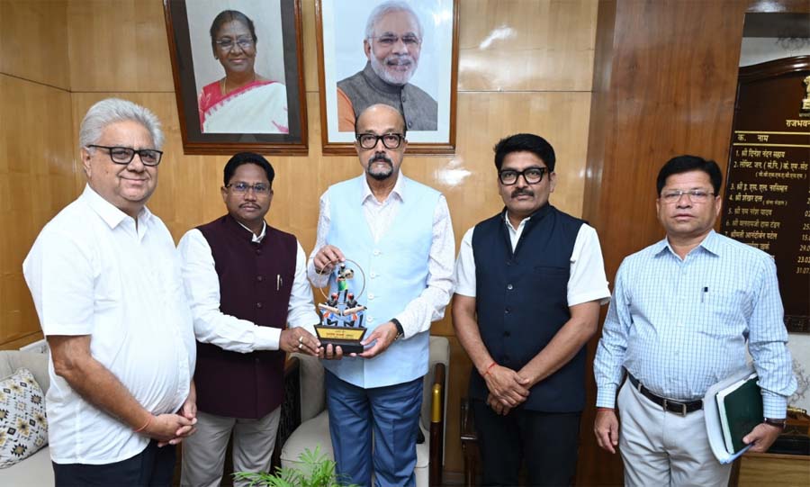 रायपुर : राज्यपाल रमेन डेका से राज्य अनुसूचित जनजाति आयोग के अध्यक्ष मंडावी ने सौजन्य मुलाकात की
