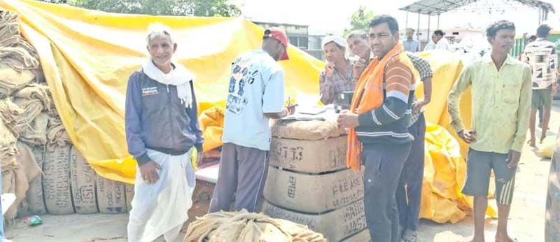 रायपुर : गाँव में ही खुला नया धान उपार्जन केंद्र, किसानों में दिखा जबरदस्त उत्साह — पारदर्शी नीति से मिल रही बड़ी राहत