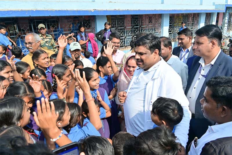 रायपुर : पोटिया प्राइमरी एवं मिडिल स्कूल का शिक्षा मंत्री गजेन्द्र यादव ने किया निरीक्षण