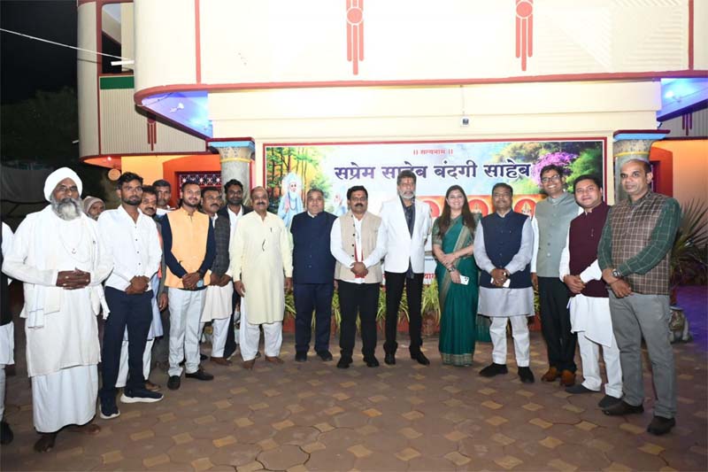 रायपुर : महान संत कबीर साहेब के पवित्र धाम दामाखेड़ा आश्रम में पर्यटन मंत्री राजेश अग्रवाल का धर्मगुरु प्रकाश मुनिनाम से सौजन्य भेंट