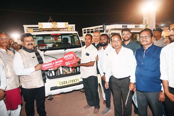 रायपुर : उपमुख्यमंत्री विजय शर्मा ने पीएम मत्स्य संपदा योजना के तहत मत्स्यपालकों को पिकअप वाहन की सौंपी चाबी