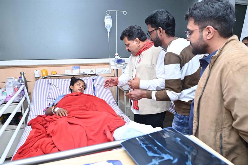 रायपुर : उपमुख्यमंत्री विजय शर्मा हॉस्पिटल पहुंचकर महिला कांन्सटेबल के स्वास्थ्य की जानकारी ली