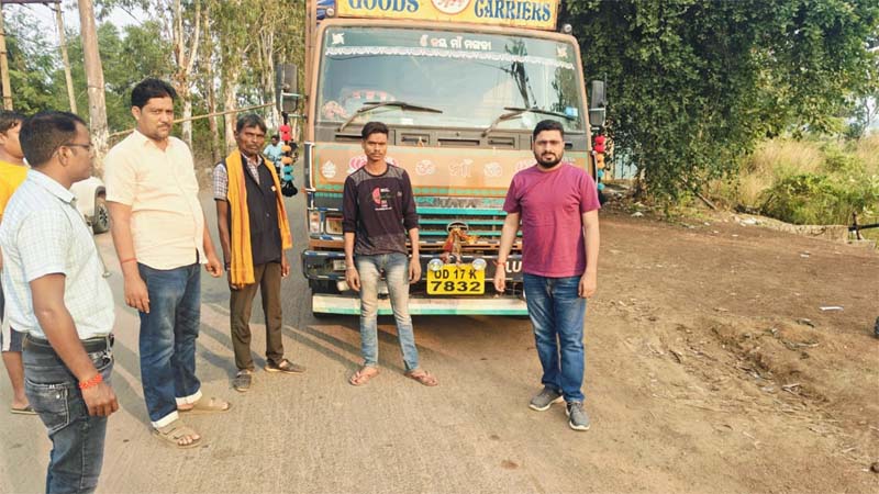 रायपुर : सारंगढ़ के सरिया इलाके में 560 बोरी धान से भरा ट्रक जब्त