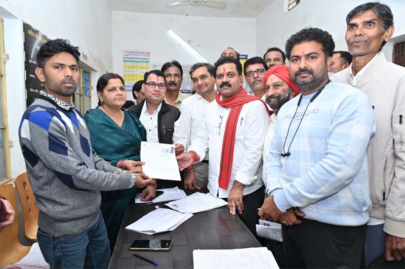 रायपुर : उपमुख्यमंत्री ने मतदान केंद्र पहुंचकर भरा अपना एसआईआर का फॉर्म