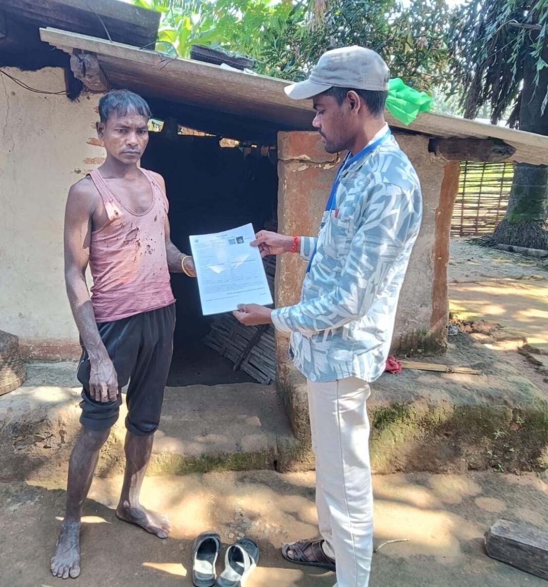 रायपुर : जंगल-पहाड़ों के रास्तों से मतदाताओं तक पहुंच रही टीम