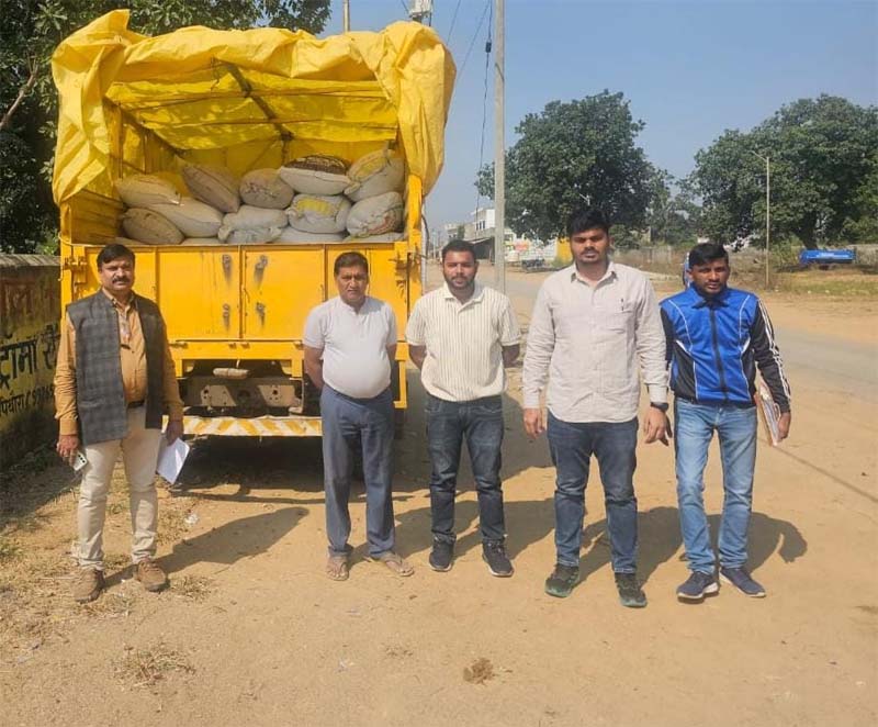 रायपुर : पिथौरा में 50 क्विंटल धान सहित एक वाहन जप्त