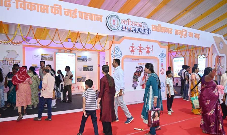 रायपुर : छत्तीसगढ़ की विकास गाथा देखने पहुंचे लोगों में भारी उत्साह
