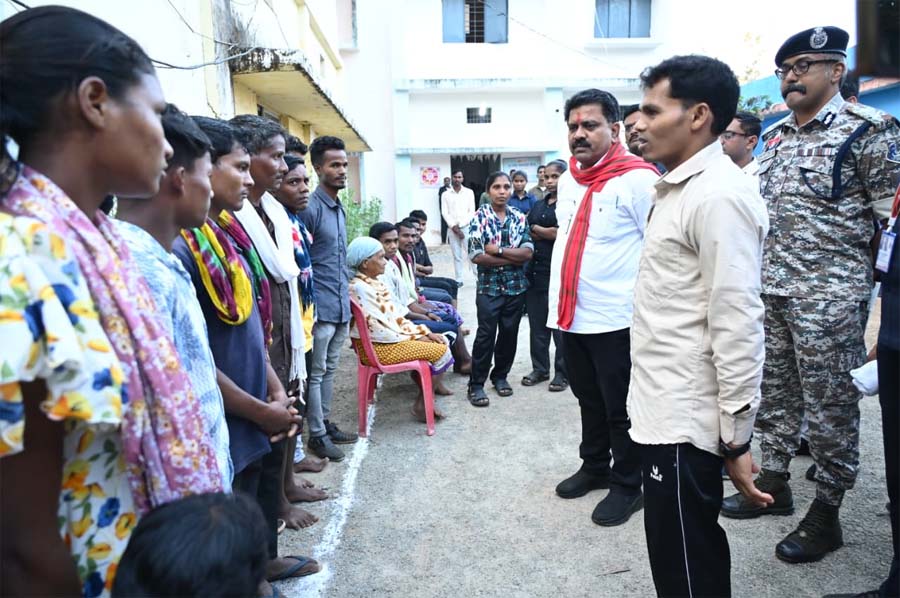 रायपुर : उपमुख्यमंत्री विजय शर्मा ने पुनर्वास केंद्र में पुनर्वासित युवाओं से की आत्मीय भेंट