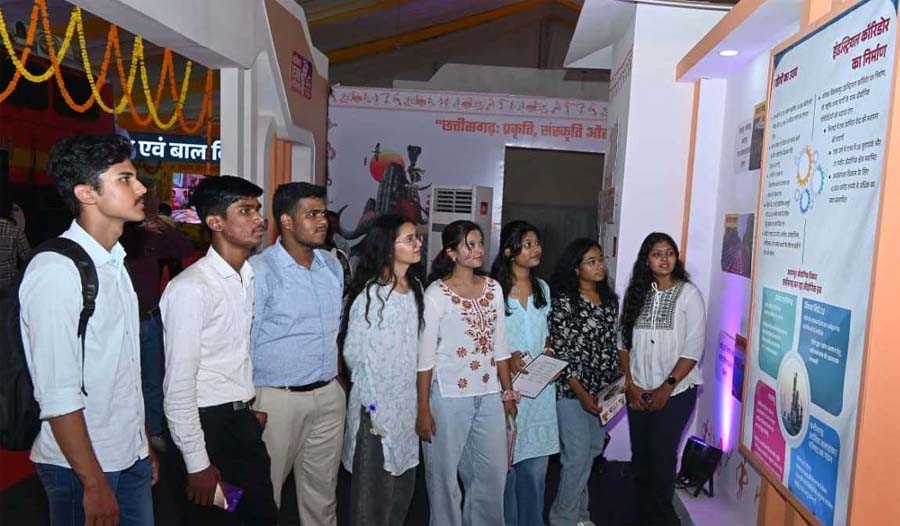 रायपुर : राज्योत्सव प्रदर्शनी में विद्यार्थियों ने देखा छत्तीसगढ़ का विकास सफर