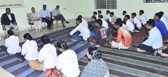 रायपुर : आयुक्त बस्तर डोमन सिंह ने पुनर्वास केन्द्र में बीजापुर के पुनर्वासित सदस्यों से की भेंट