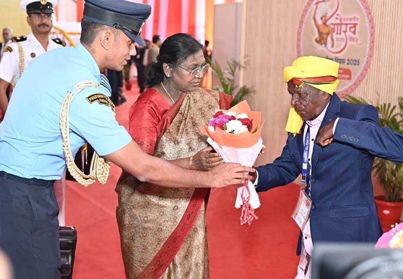 रायपुर : राष्ट्रपति द्रौपदी मुर्मु ने जनजातीय समाज प्रमुखों और स्वतंत्रता संग्राम सेनानियों से की मुलाकात
