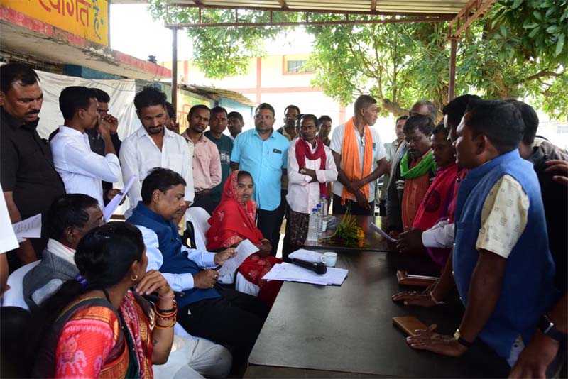 रायपुर : गोलावंड में धान खरीदी और एसआईआर कार्य का वन मंत्री केदार कश्यप ने लिया जायजा