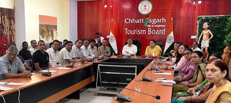 रायपुर : राष्ट्रगीत वंदे मातरम के 150 वर्ष पूर्ण होने पर छत्तीसगढ़ पर्यटन मंडल में देशभक्तिमय हुआ वातावरण, राष्ट्रगीत का हुआ सामूहिक गायन