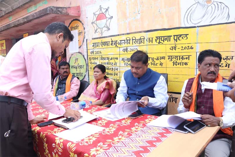 रायपुर : वनमंत्री केदार कश्यप ने ग्रामीणों को किया जागरूक