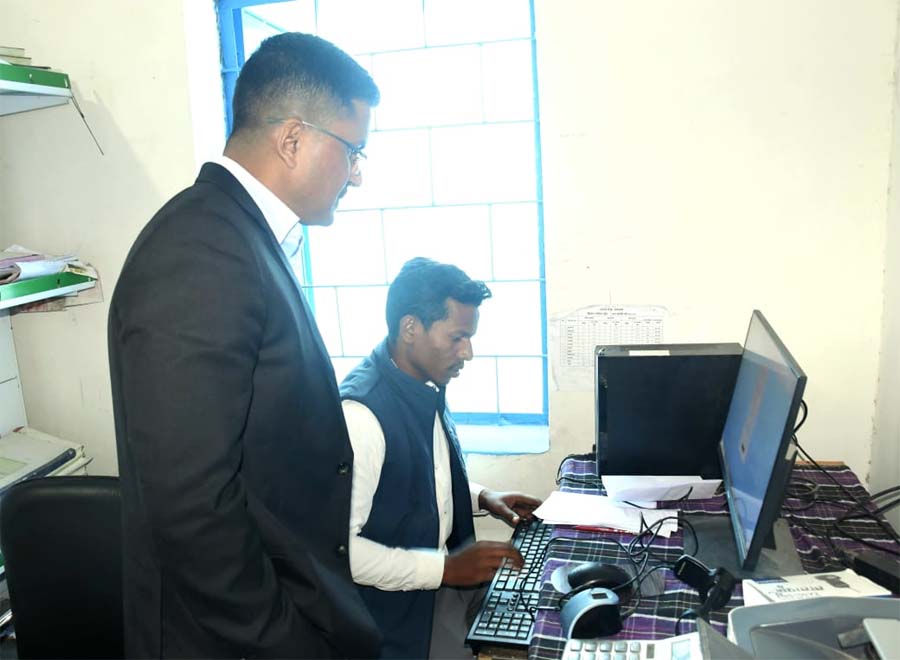 रायपुर : सचिव अवनीश शरण ने किया विभिन्न धान खरीदी केंद्रों का निरीक्षण