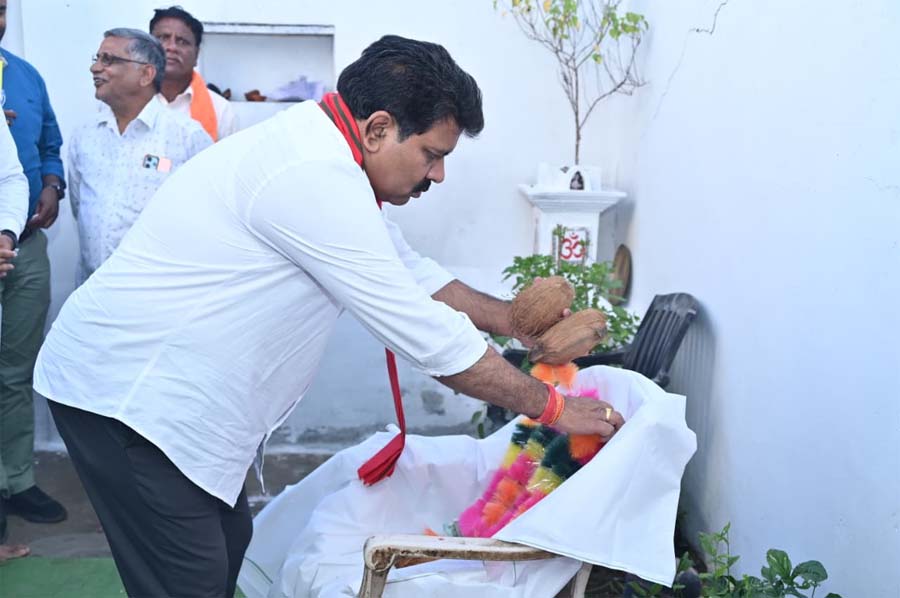 रायपुर : उपमुख्यमंत्री विजय शर्मा चरडोंगरी, खड़ौदा खुर्द एवं रघ्घुपारा में आयोजित विभिन्न कार्यक्रमों में हुए शामिल