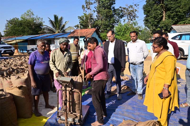 रायपुर : प्रभारी सचिव ने धान खरीदी केंद्रों का किया निरीक्षण
