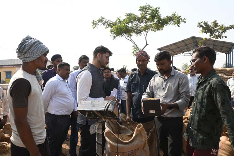 रायपुर : बलौदा बाजार कलेक्टर ने सहकारी समिति सुहेला में धान खरीदी कार्य का किया निरीक्षण