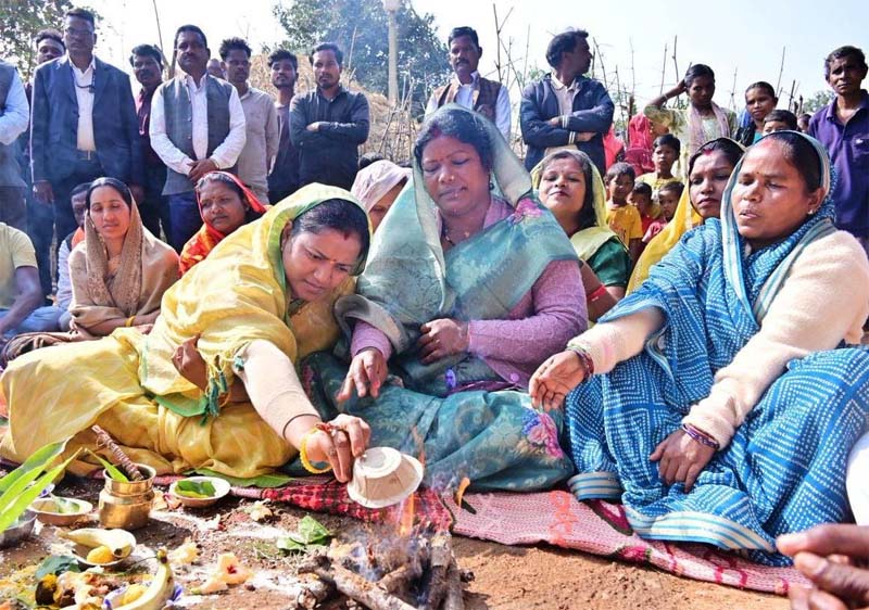 रायपुर : मंत्री लक्ष्मी राजवाड़े ने मुख्यमंत्री ग्राम गौरव पथ योजना के तहत 157 लाख से अधिक के विकास कार्यों का किया भूमि पूजन