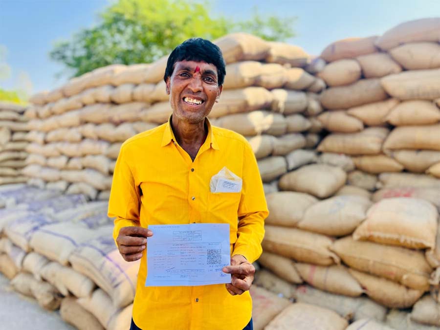 रायपुर : धान खरीदी केंद्र में सुगम और पारदर्शी व्यवस्था से किसान आसानी से बेच रहे धान