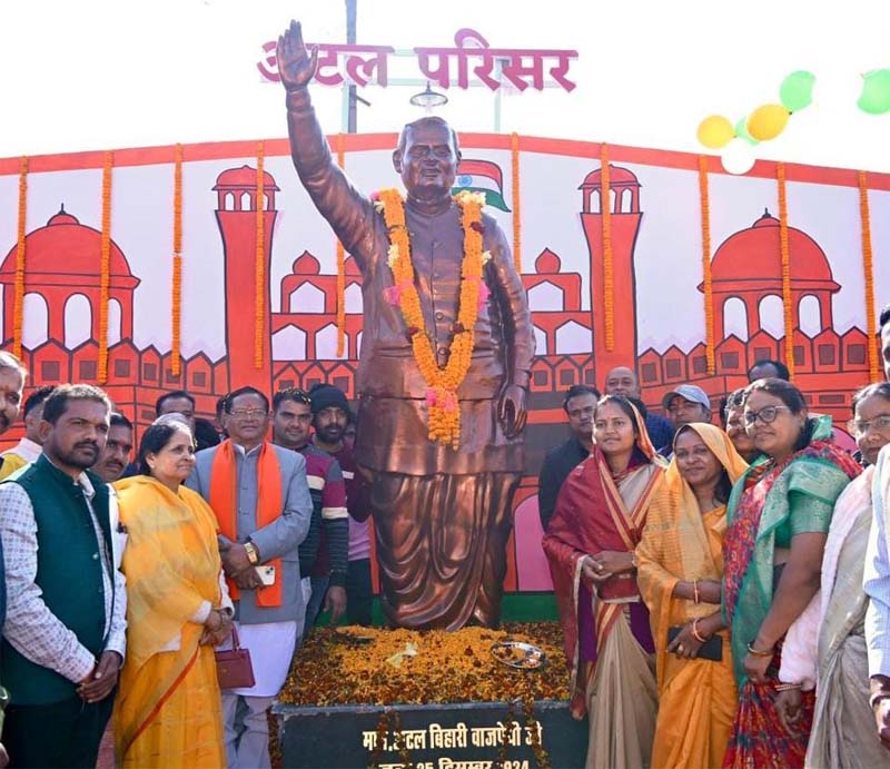 रायपुर : मंत्री राजवाड़े ने भारत रत्न अटल बिहारी वाजपेयी के छायाचित्र पर माल्यार्पण कर दी श्रद्धांजलि