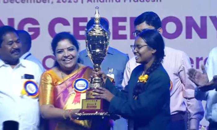 रायपुर : एकलव्य आदर्श आवासीय विद्यालय की छात्रा निहारिका नाग बनी राष्ट्रीय स्वर्ण पदक विजेता