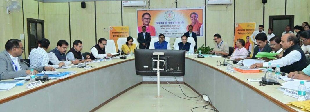 रायपुर : स्कूल शिक्षा मंत्री गजेन्द्र यादव ने ली रायपुर संभाग के अधिकारियों की समीक्षा बैठक