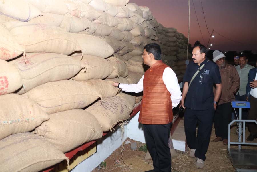 रायपुर : सहकारिता मंत्री केदार कश्यप ने ग्राम उमरिया में कृषि साख सहकारी समिति खुटेरी का किया अवलोकन