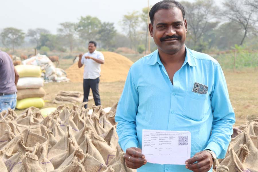 रायपुर : सरकार की धान खरीदी की पारदर्शी व्यवस्था से ग्राम बेल्हाडीह के किसान समारू को मिली बड़ी राहत
