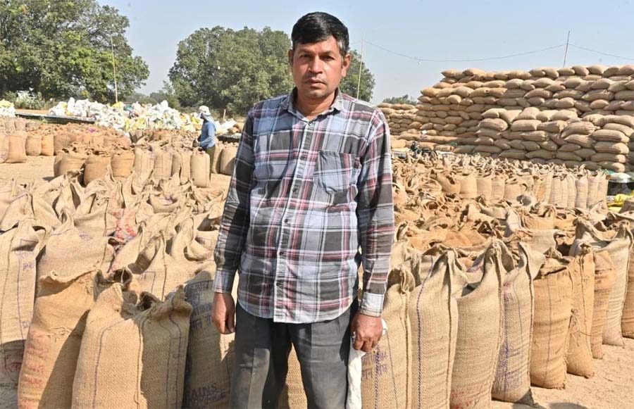 रायपुर : समर्थन मूल्य बनी समृद्धि की राह : धान खरीदी व्यवस्था और फसल चक्र परिवर्तन से किसान बलवंत मेश्राम की बढ़ी आमदनी