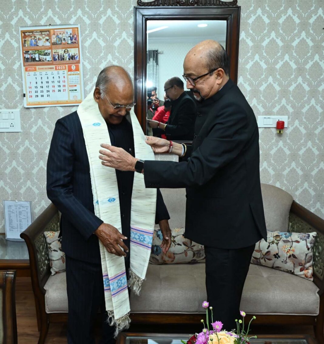 रायपुर : भारत के पूर्व राष्ट्रपति रामनाथ कोविंद के लोकभवन आगमन पर राज्यपाल डेका ने आत्मीय स्वागत किया