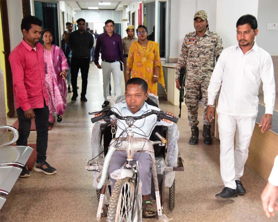 रायपुर : सुशासन की संवेदनशील पहल : दिव्यांग मुकेश यादव को मिला मोटराइज्ड ट्राइसिकल