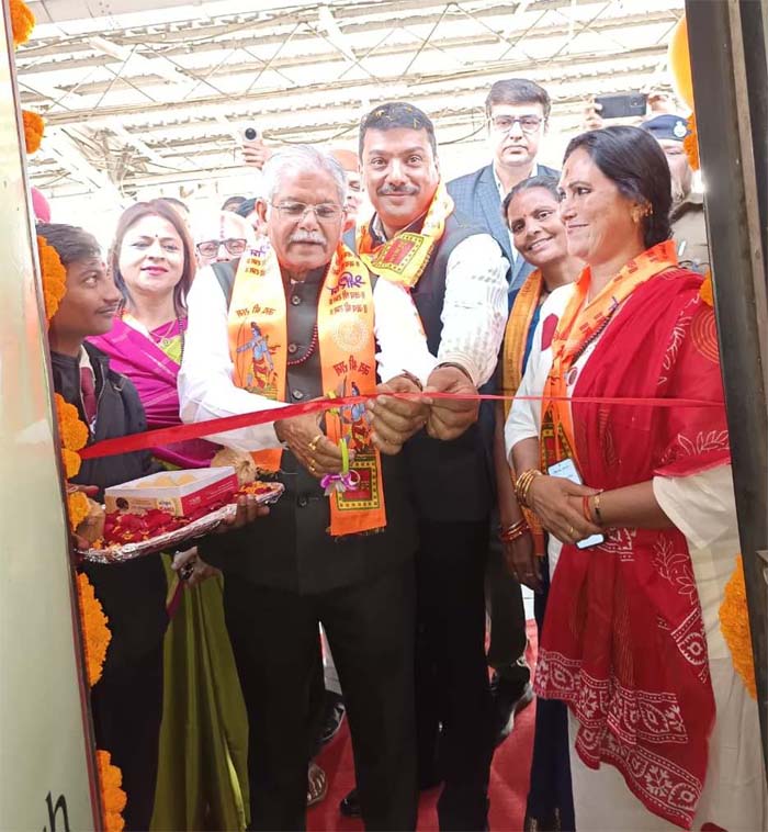 रायपुर : रामलला एवं काशी विश्वनाथ के दर्शन हेतु बिलासपुर संभाग के 850 तीर्थयात्री भारत गौरव स्पेशल ट्रेन से अयोध्याधाम रवाना