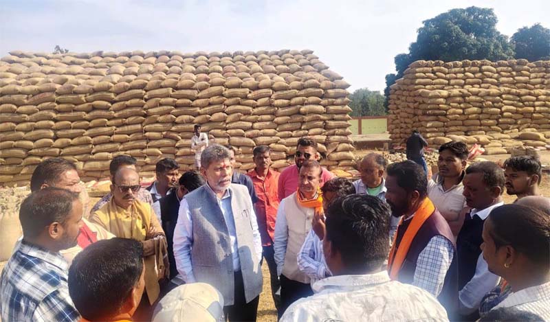 रायपुर : विधायक किरण देव ने जामावाड़ा धान खरीदी केंद्र में व्यवस्था का किया निरीक्षण