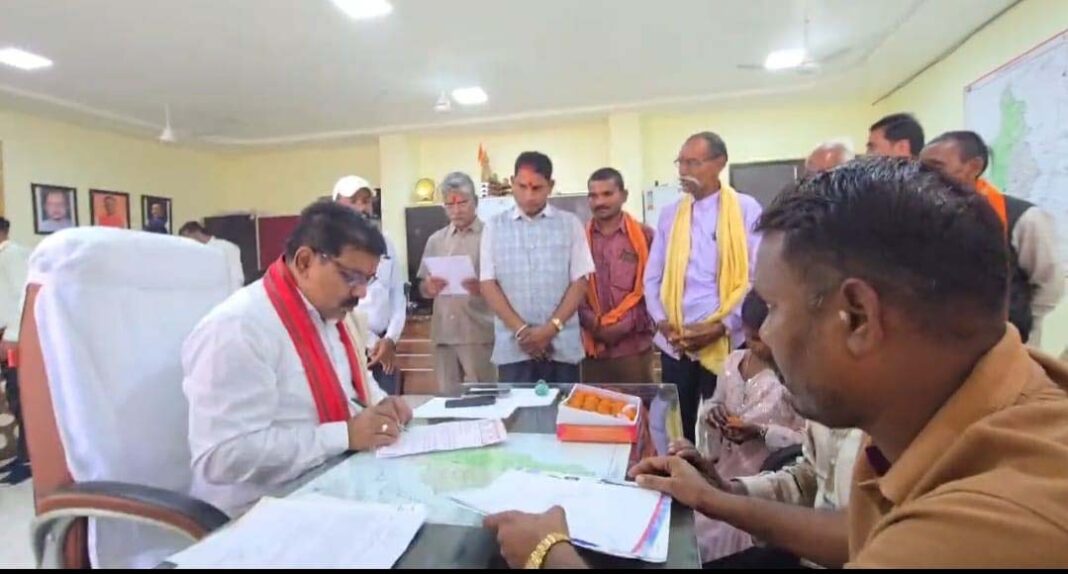 रायपुर : उपमुख्यमंत्री विजय शर्मा ने विधायक कार्यालय में लोगों से की मुलाकात