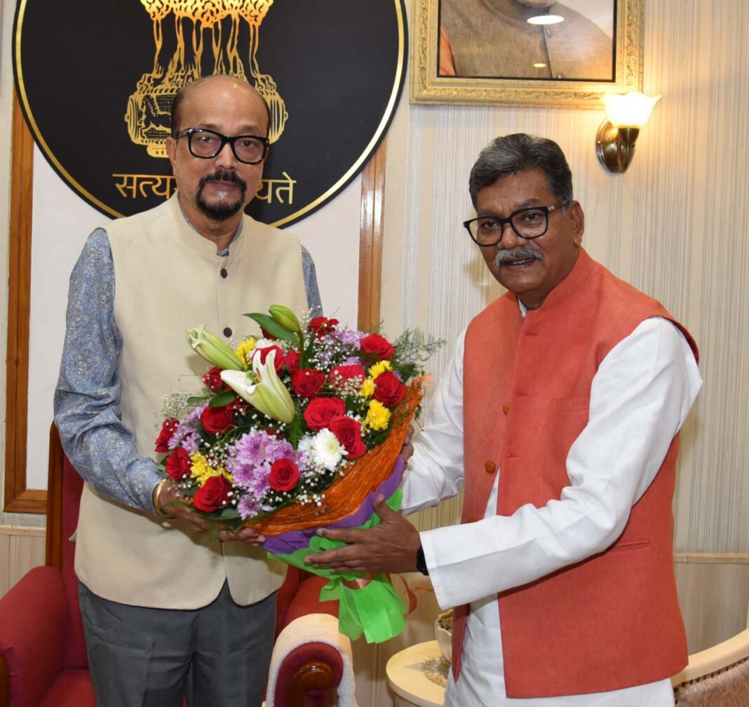 रायपुर : राज्यपाल डेका से नेता प्रतिपक्ष महंत ने सौजन्य भेंट की