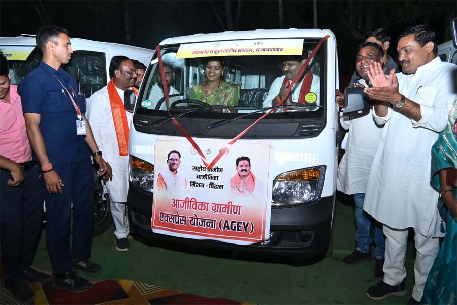 रायपुर : कबीरधाम में ‘दीदियों’ ने संभाली स्टीयरिंग, उपमुख्यमंत्री शर्मा बने पैसेंजर