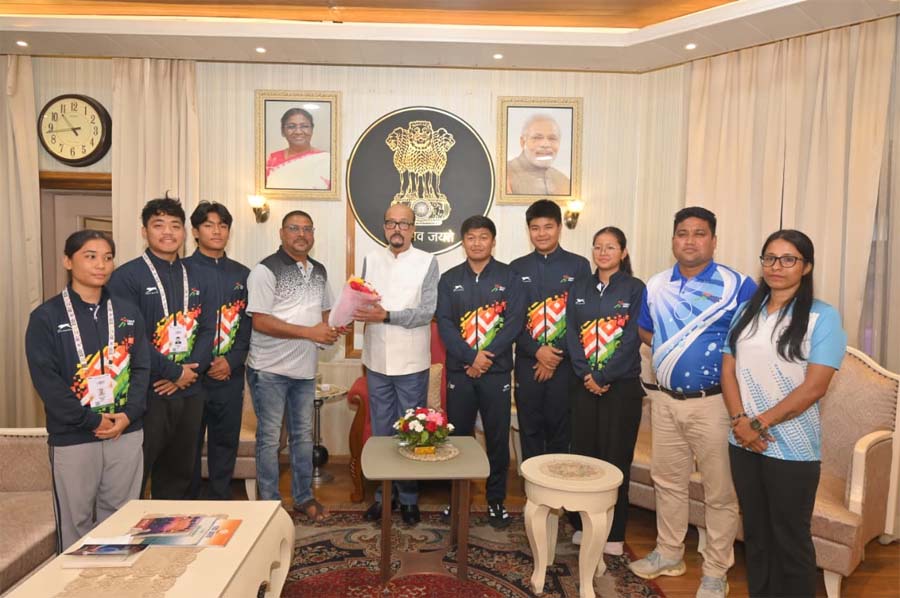रायपुर : असम के तैराकों ने राज्यपाल डेका से की सौजन्य भेंट