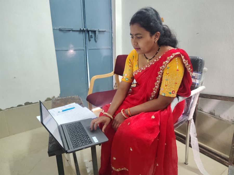 रायपुर : विशेष आलेख : आधार से जुड़ी सेवाएं उपलब्ध करा आत्मनिर्भर बनी संगीता सिंह