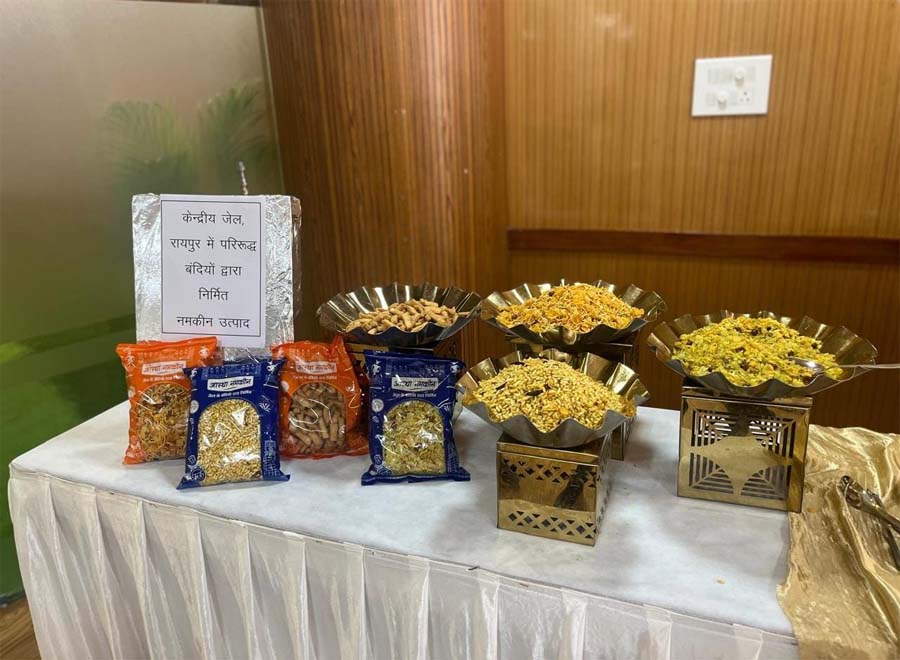 रायपुर : केन्द्रीय जेल रायपुर के बंदियों द्वारा निर्मित नमकीन उत्पादों का विधानसभा सदस्यों ने लिया आनंद