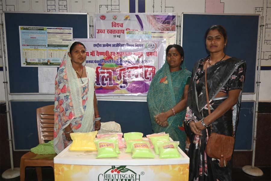 रायपुर : हर्बल गुलाल की खुशबू से वंदनी स्व सहायता समूह की महिलाएं बन रहीं आत्मनिर्भर